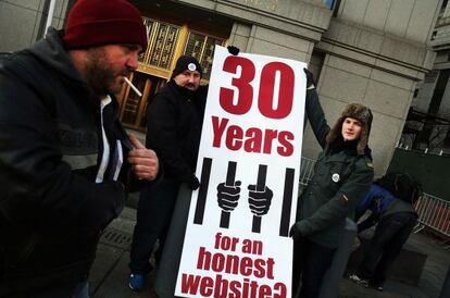 Varias personas protestan el martes en la entrada de la Corte Federal de Manhattan en favor de Ross Ulbricht.