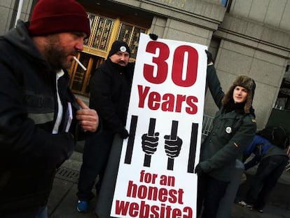 Varias personas protestan el martes en la entrada de la Corte Federal de Manhattan en favor de Ross Ulbricht.