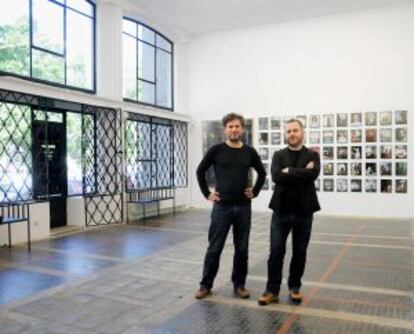 Lukasz Gorczyca (izquierda) y Michal Kaczynski, responsables de la galera de arte Raster de Varsovia.