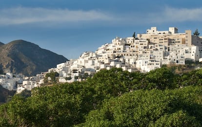 Enriscado sobre una colina, en las últimas estribaciones de la Sierra de Cabrera, frente a la costa oriental de Almería, Mojácar se presenta como un bellísimo laberinto de estrechas callejuelas superpuestas, casas cúbicas y escalonadas, y fachadas blancas. El 8 de agosto celebra su mágica Noche de las Velas, cuando el pueblo apaga todas las farolas y queda iluminado por miles de velas y antorchas. Más información: <a href="http://www.mojacar.es/" target="_blank">mojacar.es</a>