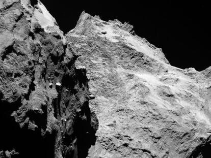 Precipicios y rocas en el cometa 67P/Churyumov-Gerasimenko captados por la c&aacute;mara Osiris de la nave `Rosetta&acute; el pasado 5 de septiembre desde 62 kil&oacute;metros de distancia. Cada p&iacute;xel corresponde a un metro.  