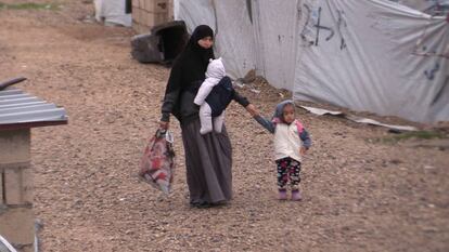 Una mujer, con sus hijos, en el campamento de reclusión de familiares de los yihadistas en Ak Roj, en el norte de Siria.