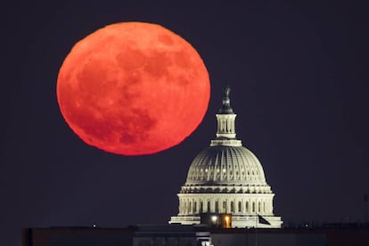 La Superluna vista junto al Capitolio en Washington, el 3 de diciembre de 2017.