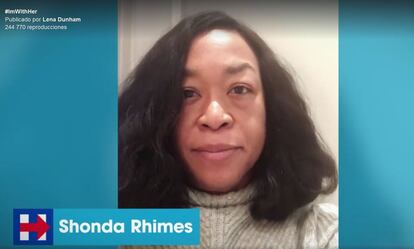 La guinista, directora y productora Shonda Rhimes, en una imagen del v&iacute;deo en favor de Hillary Clinton.