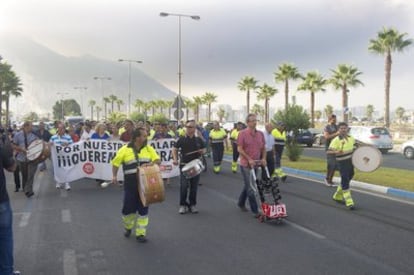 Los trabajadores de La Línea protestan por las calles del municipio por el impago de sus nóminas.
