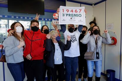 Agraciados con el número 19467 celebran el tercer premio del sorteo en una administración en Valencia, este jueves.