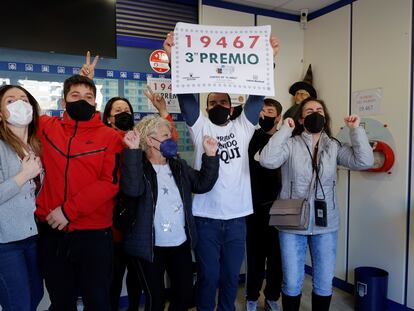 Agraciados con el número 19467 celebran el tercer premio del sorteo en una administración en Valencia, este jueves.