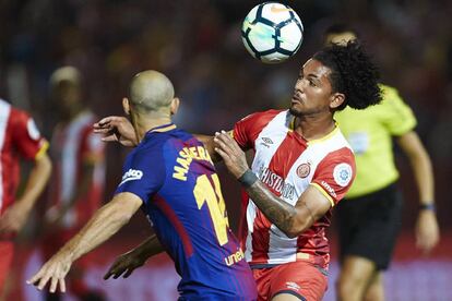 El centrocampista brasileño del Girona, Douglas Luiz Soares, intenta llevarse el balón ante Javier Mascherano, del Barcelona.