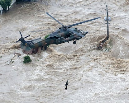 Rescate en helicóptero de un afectado por las inundaciones provocadas por las fuertes lluvias que han azotado, durante dos días, la parte oriental de Japón.