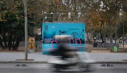 Estació de control de la contaminació al carrer d'Urgell, a Barcelona.