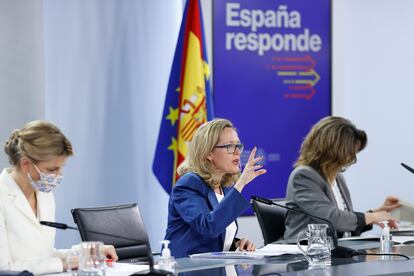 Desde la izquierda, Yolanda Díaz, vicepresidenta segunda del Gobierno y ministra de Trabajo, Nadia Calviño, vicepresidenta primera y ministra de Asuntos Económicos, y Teresa Ribera, vicepresidenta tercera y ministra para la Transición Ecológica.