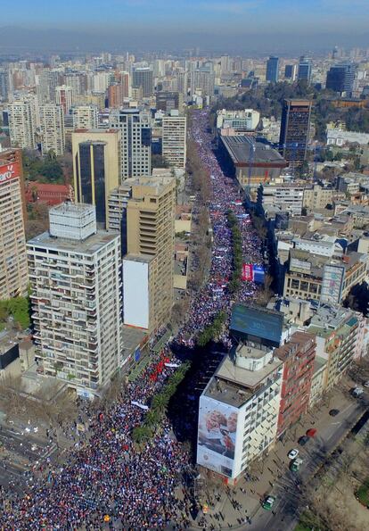 Según los organizadores, las marchas se realizaron de forma pacífica en 50 ciudades y 250 municipalidades, reuniendo a más de un millón de personas en todo el país y más de 600.000 en Santiago, aunque la Policía cifró la concurrencia en la capital en 80.000. 