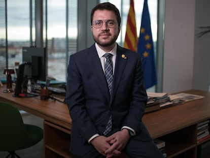 Pere Aragonès, 'president' en funciones de la Generalitat, en su despacho durante la entrevista.