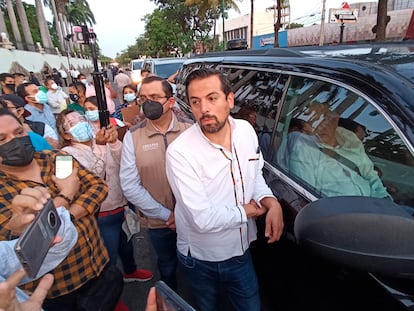 Miembros de la Coordinadora Nacional de Trabajadores de la Educación bloquearon el convoy donde viajaba el presidente de México, Andrés Manuel López Obrador a su llegada a Tuxtla Gutiérrez, Chiapas.