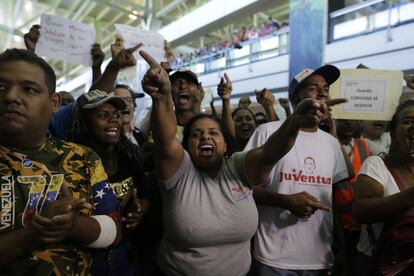 Simpatizantes y opositores de Juan Guaidó acudieron al aeropuerto para recibir al político venezolano.