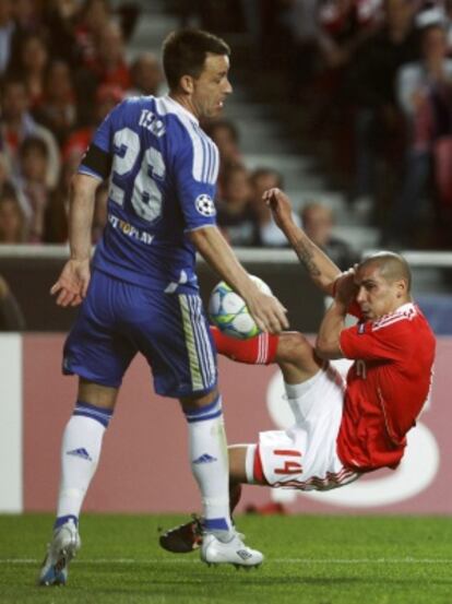 Terry intercepta el balón con la mano.