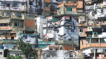 Intervención fotográfica de JR en las favelas de Rio de Janeiro.