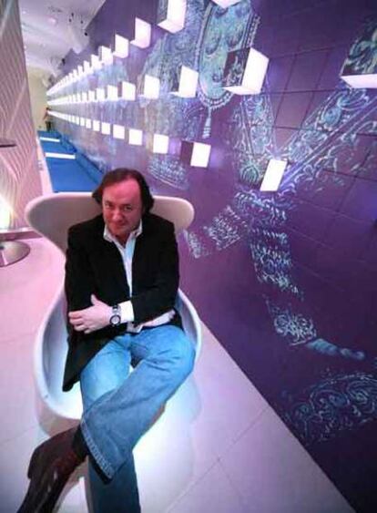 Tomás Alía (sentado en la silla Huevo del arquitecto danés Arne Jacobsen), en el local Sol y Sombra de Madrid.