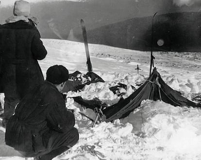 O acampamento dos excursionistas mortos nos Urais, em uma fotografia tirada pelas autoridades da URSS em 26 de fevereiro de 1959.