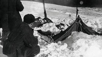 O acampamento dos excursionistas mortos nos Urais, em uma fotografia tirada pelas autoridades da URSS em 26 de fevereiro de 1959.