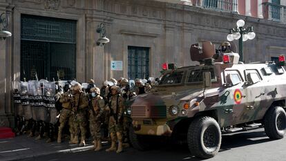 Miembros de la policía militar, frente al palacio de gobierno en la plaza Murillo, el miércoles en La Paz.