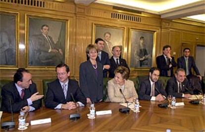 La ministra de Sanidad Celia Villalobos, junto a los consejeros de Sanidad de las comunidades autónomas.