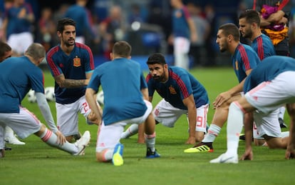 Los jugadores realizan estiramientos antes del encuentro Portugal - España.
