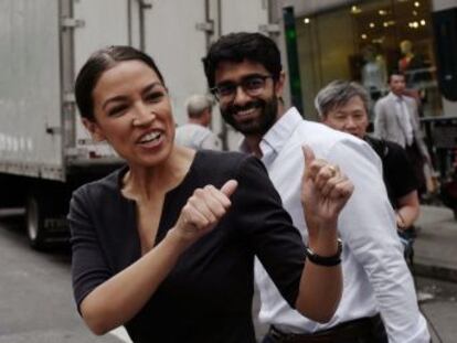 Alexandria Ocasio-Cortez, de 28 años, asesta un golpe al ‘establishment’ al ganar las primarias del partido demócrata en Nueva York