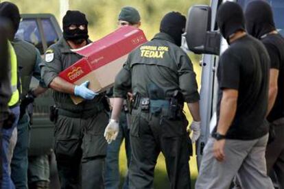 Agentes de la Guardia Civil extraen varias cajas del trastero registrado