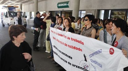 Concentraci&oacute;n de los trabajadores ante la puerta de Urgencias del Hospital Cl&iacute;nico de Santiago