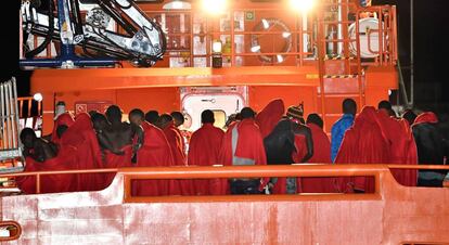 Desembarco en Almería de migrantes subsaharianos rescatados en el mar de Alborán.