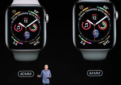 Jeff Williams, director de operaciones de Apple, delante de la pantalla en la que muestra dos Apple Watch Series 4, que vigilan la salud, con ellos buscan conquistar el mercado de las personas mayores.