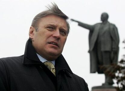 Mijaíl Kasiánov, ante una estatua de Lenin, fundador de la Unión Soviética, en la ciudad rusa de Kursk.