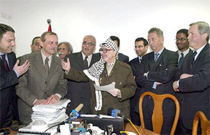 Arafat, durante la rueda de prensa que ha ofrecido en su residencia de Ramala para anunciar la creación del cargo.