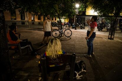 Cuatro jóvenes beben cerveza en la plaza del Espíritu Santo, en Malasaña (Madrid), el miércoles.