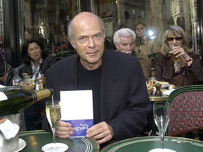 Pascal Quignard (1948), en el café Flore de París, después de recibir el Premio Goncourt en 2002.