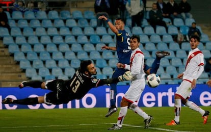 Juan Carlos Mart&iacute;n despeja el bal&oacute;n en un ataque del Getafe.