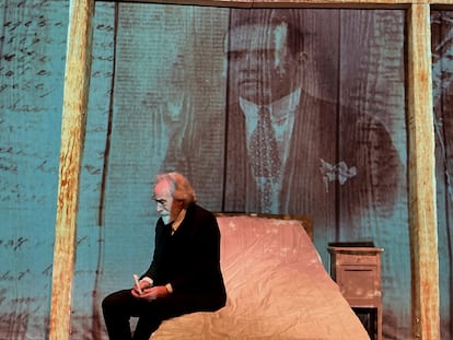 El actor Ricardo Joven en el escenario del Teatro Español en la obra 'La lluvia amarilla'.