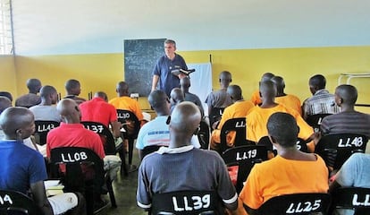 Clase con reclusos del Centro Prisional de Recuperaçao Juvenil de Boane.