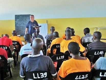 Clase con reclusos del Centro Prisional de Recuperaçao Juvenil de Boane.