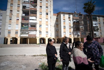 Vecinas afectadas por la falta de electricidad en las Tres Mil Viviendas, Sevilla. En esta parte de la barriada, conocida como Las Vegas, solo 42 vecinos de 642 tienen contrato de luz en regla y los tres transformadores que existen han salido ardiendo por la sobrecarga de potencia.