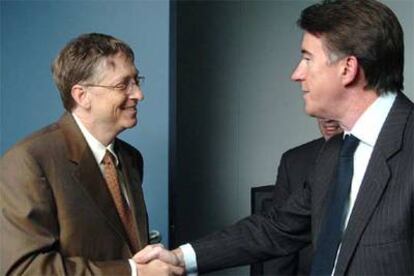 Bill Gates, presidente de Microsoft, compañía sancionada por la UE, con el actual comisario de Comercio.