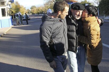 El etarra Urain Larrañaga (c) es recibido por familiarse a su salida de la prisión de Herrera de La Mancha, Ciudad Real, tras beneficiarse de la anulación de la aplicación retroactiva de la doctrina Parot por parte del Tribunal Europeo de Derechos Humanos. Joaquín Urain Larrañaga, miembro del grupo Vizcaya de ETA, fue condenado a 421 años de prisión tras matar a tres personas, tras atentar contra un microbús que transportaba a catorce militares y empleados civiles en Galdácano (Vizcaya).