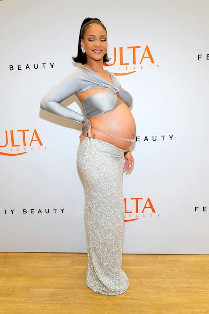 En 2022, durante el lanzamiento de Fenty Beauty en Ulta Beauty en Los Ángeles, volvió a demostrar su fascinación por la moda con este estilismo de top y falda de pedrería de Coperni presentado poco antes en la pasarela.