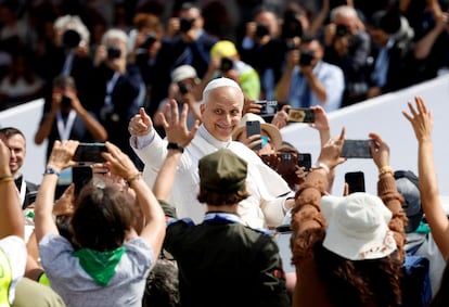 El papa León XIV saluda a los fieles desde el papamóvil al salir después de asistir a la misa del Jubileo en Tor Vergata, cerca de Roma.