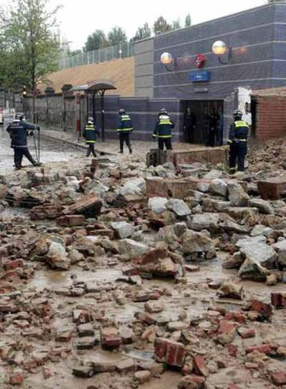 Los bomberos trabajan junto a la estación de metro de Bambú para desescombrar la zona.