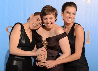 Lena Dunham, en el centro, posa junto a sus compañeras en la serie 'Girls' tras recibir el Globo de Oro a la Mejor actriz de serie de comedia o musical.