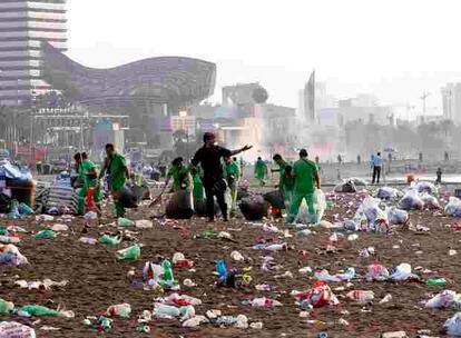 La fiesta da paso a toneladas de basuras en las playas de Barcelona.