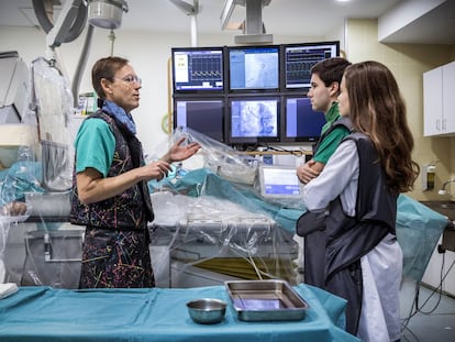 Dos alumnos de la Universidad de Valencia escuchan a un cardiólogo.