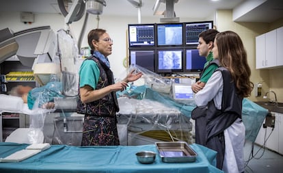 Dos alumnos de la Universidad de Valencia escuchan a un cardiólogo.